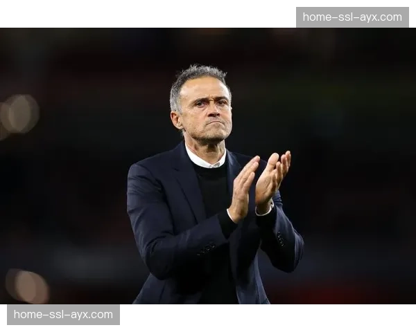 镜头捕捉：姆巴佩罚失点球后，场边恩里克教练的复杂表情