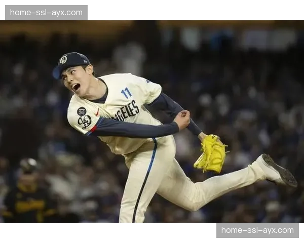 特写：日本棒球明星大谷翔平在道奇队春训中，进行长达一小时的额外击球练习