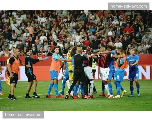 法甲赛场突发状况，因球迷投掷烟火导致马赛对阵雷恩比赛中断15分钟